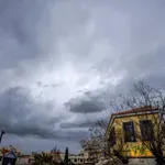 Καιρός: Bροχές, καταιγίδες και πρόσκαιρη πτώση της θερμοκρασίας – Τα σχόλια των μετεωρολόγων για τη νέα εβδομάδα