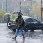 Καιρός: Κακοκαιρία σε εξέλιξη με βροχές, καταιγίδες και σκόνη – Πτώση της θερμοκρασίας από Πέμπτη