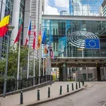 «Πάγος» από το Ευρωκοινοβούλιο στην επικύρωση της εμπορικής συμφωνίας ΕΕ-ΗΠΑ μετά το μπλόκο στους δασμούς Τραμπ