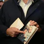 Συγκίνηση στο Μαρούσι: Η αντιδήμαρχος έδειξε στον Μητσοτάκη ευχετήριες κάρτες του Κωνσταντίνου και της Μαρίκας