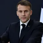 Με κόκκινο μάτι ο Μακρόν στην επιθεώρηση του στρατεύματος – «Είναι το μάτι του τίγρη» είπε αστειευόμενος (Βίντεο)