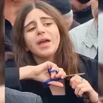 Νεαρή κόβει τα μαλλιά της στην κηδεία της 21χρονης αδελφής της που σκοτώθηκε σε διαδήλωση στο Ιράν – Συνταρακτικό βίντεο