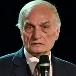 Μανώλης Μαυρομάτης: Εξιτήριο από το κέντρο αποκατάστασης, δύο χρόνια μετά τη φωτιά στο σπίτι του (Βίντεο)