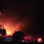 Μενίδι: Μεγάλη πυρκαγιά σε εργοστάσιο πλαστικών – Μήνυμα 112 στους κατοίκους, μάχη με τις φλόγες για ώρες