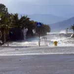Πρωτοφανές μπουρίνι στο Ναύπλιο: Τεράστια κύματα «μπήκαν» στην παλιά πόλη (Βίντεο) – Πλημμύρισαν δρόμοι, διακοπή κυκλοφορίας στο λιμάνι
