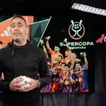 Έπεσε από το «ρετιρέ» η ΑΕΚ στο «Βικελίδης» και ανέβηκε ο Ολυμπιακός – Δείτε το βίντεο