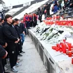 Θεσσαλονίκη: Βουβός θρήνος στην Τούμπα για τους επτά οπαδούς του ΠΑΟΚ – Το Παπαγεωργίου θα υποδεχθεί τους τραυματίες (Φωτό & Βίντεο)