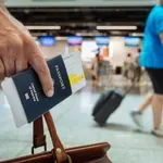 Γιατί οι σφραγίδες διαβατηρίων μπορεί να αποτελούν σύντομα παρελθόν