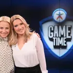 Η Έλενα Παπαβασιλείου βάζει γκολ στο ΟΠΑΠ Game Time με κλειστά μάτια