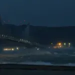 Γέφυρα Ρίου – Αντιρρίου: Πρωτοφανείς εικόνες με ανέμους έως και 12 μποφόρ και κύματα, δεμένα τα πλοία (Βίντεο)