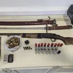 Ηράκλειο: Συνελήφθησαν δύο νεαροί με σπαθιά, όπλα και ναρκωτικά