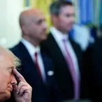 Ο Τραμπ  κλείνει τα μάτια στα υπουργικά συμβούλια όχι επειδή κοιμάται αλλά, όπως λέει, επειδή… βαριέται