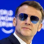 Ο «Top Gun» Μακρόν… τρέλανε το χρηματιστήριο: Πώς ένα ζευγάρι γυαλιά εκτόξευσε τη μετοχή κατά 28%