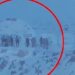 Τραυματίες οι τέσσερις από τους οκτώ ορειβάτες στον Ταΰγετο – Τους μεταφέρουν με φορεία πάνω στον πάγο