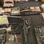 Μεγάλη επιχείρηση της ΕΛ.ΑΣ. για κύκλωμα λαθραίων καπνικών προϊόντων – Κατασχέθηκαν όπλα και μετρητά, συλλήψεις και για ναρκωτικά (Βίντεο)