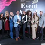 Ο Μάκης στο βάθρο των μεγάλων νικητών των Event Awards – Τρία βραβεία για την ενέργεια «Κερνάει ο Μάκης» με τον ήρωα της τηλεοπτικής διαφήμισης του Eurojackpot