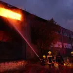 Φωτιά σε αποθήκη αθλητικών ειδών στα Σπάτα – Επεκτάθηκε σε διπλανό κτίριο, αυξάνονται οι δυνάμεις της Πυροσβεστικής