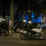 Πέραμα: Επεισόδια σε αγώνα Κ18 ποδοσφαίρου σάλας – 70 άτομα πετούν από ταράτσα κροτίδες και αντικείμενα σε αστυνομικούς