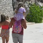 «Νταντάδες της Γειτονιάς»: Πανελλαδική επέκταση – Ποιοι δικαιούνται voucher έως 500 ευρώ τον μήνα