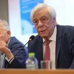 Προκόπης Παυλόπουλος: Μύθοι και αλήθειες για τα όρια χρήσης της Τεχνητής Νοημοσύνης κατά την απονομή της Δικαιοσύνης