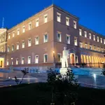 Η Βουλή φωταγωγήθηκε τιμώντας τους δότες οργάνων, ιστών και κυττάρων