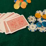 Σαρωτικό νομοσχέδιο για τον παράνομο τζόγο: Σφράγιση καταστημάτων, μπλόκο σε ιστοσελίδες και βαριά πρόστιμα σε influencers