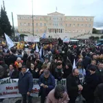 Αγρότες στο Σύνταγμα: Τρακτέρ στην Αθήνα, νυχτερινή παραμονή και «συμμαχία» με εργατικά κέντρα (Βίντεο)