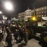 Αγρότες στο Σύνταγμα: Νύχτα με τρακτέρ στο κέντρο της Αθήνας – Αναχωρούν σήμερα το πρωί