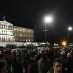 Παρατεταγμένα τα τρακτέρ έξω από τη Βουλή, στο Σύνταγμα θα διανυκτερεύσουν οι αγρότες – Στήνουν πάγκους με τα προϊόντα τους