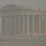 Αφρικανική σκόνη στην Αθήνα: Η Ακρόπολη «χάνεται» στο γκρι – Πορτοκαλί προειδοποίηση από την ΕΜΥ (φωτογραφίες)