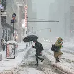 Ιστορική χιονοθύελλα παραλύει τη Νέα Υόρκη: Πάνω από 38 εκατ. χιόνι στο Μανχάταν – Χιλιάδες ακυρώσεις πτήσεων