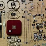 Ίλιον: Οικιακή βοηθός «ξάφριζε» από σπίτια κοσμήματα και χρήματα