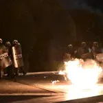 Νύχτα μολότοφ έξω από το ΑΠΘ: 309 προσαγωγές, αστυνομικός στο νοσοκομείο με εγκαύματα (Βίντεο)