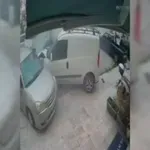 Τροχαίο στη Θηβών: Η στιγμή που το φορτηγό πέφτει πάνω στα οχήματα – Δείτε το βίντεο