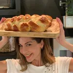 Δέσποινα Βανδή: Μπήκε στην κουζίνα του νέου της σπιτιού και έφτιαξε πασχαλινά τσουρέκια