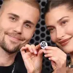 Τζάστιν και Χέιλι Μπίμπερ φόρεσαν καρφίτσες «ICE Out» στα Grammy 2026