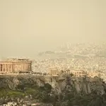 Θα «πνίξει» τη χώρα η αφρικανική σκόνη το σαββατοκύριακο – Οι «κόκκινες» περιοχές