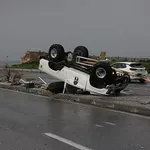 Κρήτη: Τροχαίο σε παραλιακό δρόμο – Τούμπαρε αγροτικό (Φωτογραφίες)