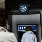 Συντάξεις Μαρτίου: Έφτασε η ώρα της πληρωμής – Ποιοι συνταξιούχοι πηγαίνουν σήμερα στα ΑΤΜ