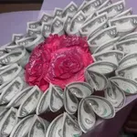 Όταν το δώρο του Αγίου Βαλεντίνου παραβιάζει τον νόμο: Η Κεντρική Τράπεζα «κόβει» τα μπουκέτα από μετρητά