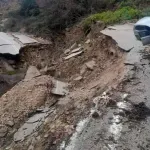 Κακοκαιρία: Πτώσεις δέντρων στην Αττική, καθίζηση δρόμου στα Τζουμέρκα – Κατολισθήσεις στη Δυτική Ελλάδα, 112 στη Χίο