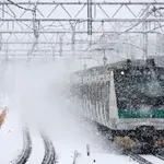 Ελβετία: Εκτροχιασμός τρένου λόγω πτώσης χιονοστιβάδας στις γραμμές – Φόβοι για τραυματίες