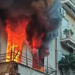 Φωτιά σε κτίριο στο Μεταξουργείο: Διακοπή κυκλοφορίας στην οδό Δεληγιώργη