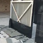 Βανδαλισμός στο Μνημείο των «200» στην Καισαριανή μετά τη δημοσιοποίηση των φωτογραφιών – Έσπασαν μαρμάρινη πλάκα