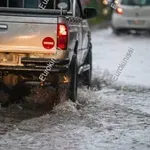 Μεγάλες ζημιές στην Κύμη: Η θάλασσα σκέπασε παραλία και λιμάνι στους Αγίους Αποστόλους (Βίντεο)