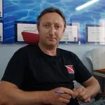 Βαγγέλης Κυρηθράς: Ο δύτης που βούτηξε στο σκοτάδι για να σώσει ζωές στη Χίο  (Βίντεο)