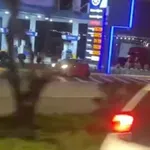 Αδιανόητο: Οδηγός πήγαινε με την όπισθεν στη ΛΕΑ της λεωφόρου Σχιστού για να γλιτώσει την κίνηση (Βίντεο)