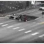 «Καταβόθρα» καταπίνει δύο αυτοκίνητα σταματημένα μπροστά σε φανάρι στις ΗΠΑ (Βίντεο)