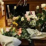 Μητσοτάκης: Άφησε ένα λευκό τριαντάφυλλο στο γραφείο της δημοσιογράφου Αντιγόνης Πανέλλη