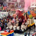 Θέαμα και ρυθμός στους δρόμους της Πάτρας: «Βούλιαξε» η πόλη από 50.000 καρναβαλιστές – Κορυφώνεται η μεγάλη παρέλαση